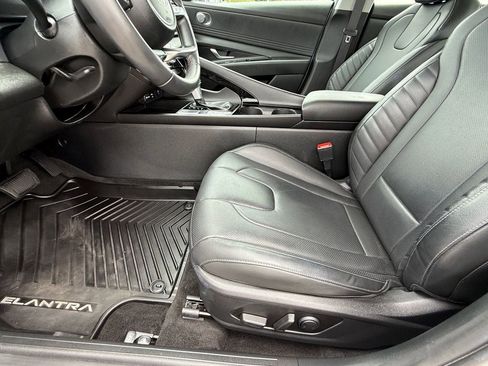 Used 2025 Hyundai Elantra Limited FWD image 13