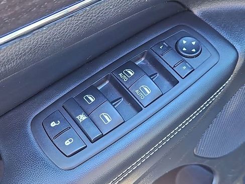 Used 2015 Jeep Grand Cherokee Limited w/ Luxury Group II image 31