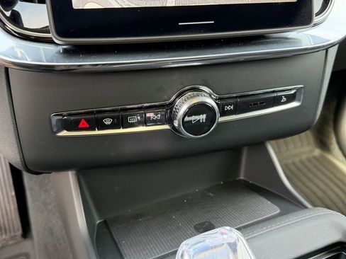 Certified 2025 Volvo XC90 T8 Ultra w/ Protection Package Premier image 34