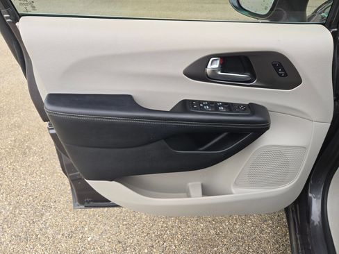 Used 2020 Chrysler Pacifica Touring-L Plus FWD image 11