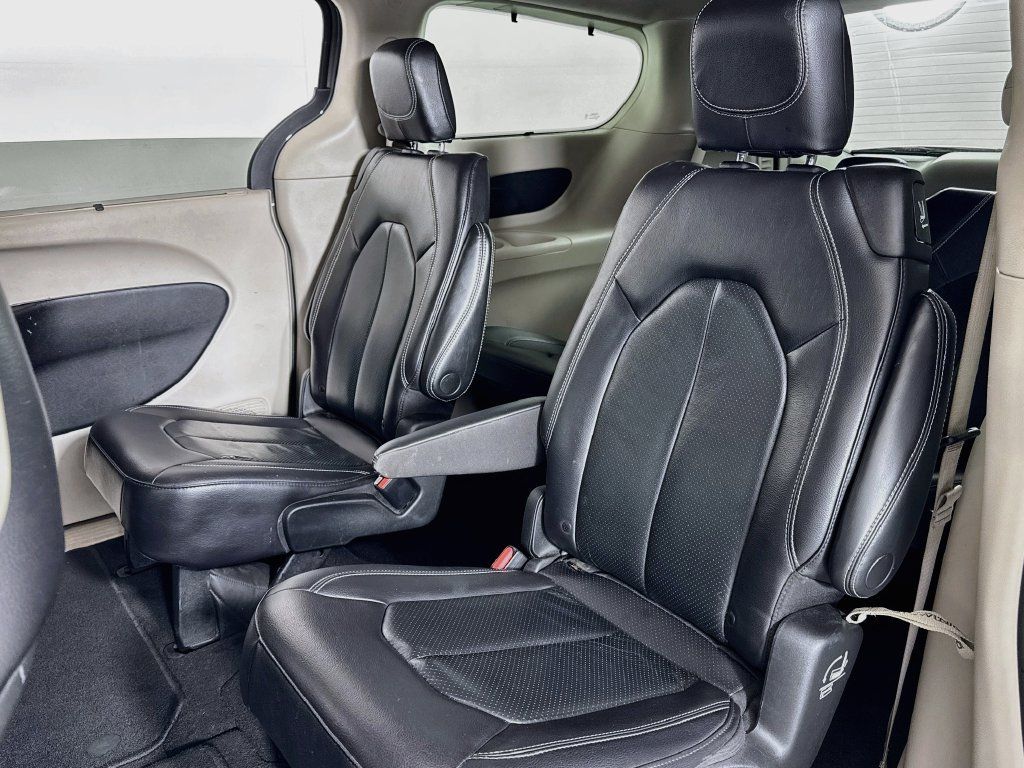 Used 2022 Chrysler Pacifica Touring-L FWD image 11