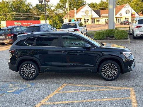 New 2025 Volkswagen Taos SE image 3