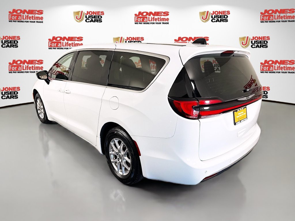 Used 2024 Chrysler Pacifica Touring-L FWD image 2