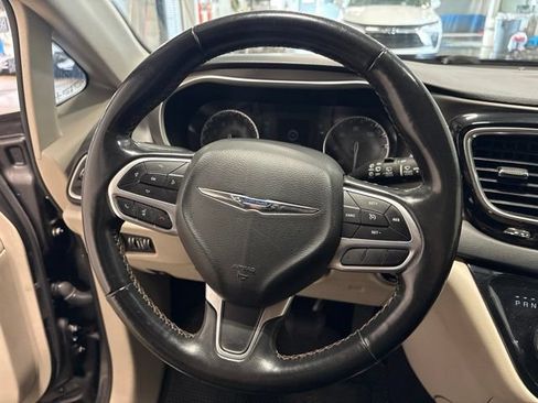 Used 2020 Chrysler Pacifica Touring-L FWD image 15