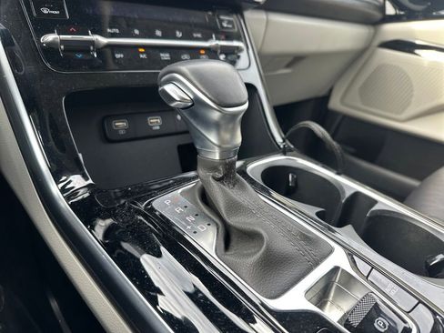 Used 2024 Kia Carnival EX image 16