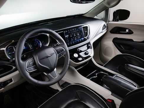 Used 2023 Chrysler Pacifica Limited FWD image 3
