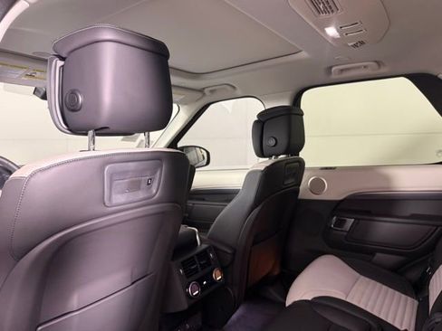 New 2025 Land Rover Discovery Metropolitan Edition image 25