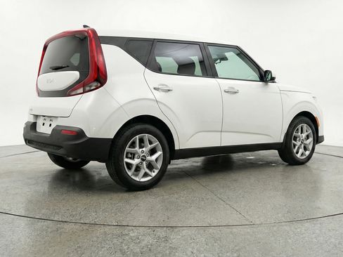 Used 2025 Kia Soul LX w/ LX Technology Package FWD image 9