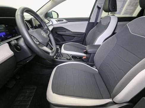Certified 2025 Volkswagen Taos SE w/ Panoramic Sunroof Package AWD/4WD image 44