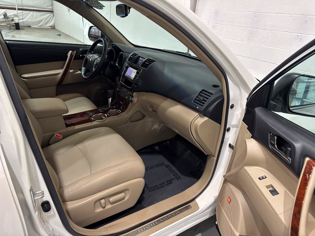 Used 2013 Toyota Highlander Limited AWD/4WD image 47