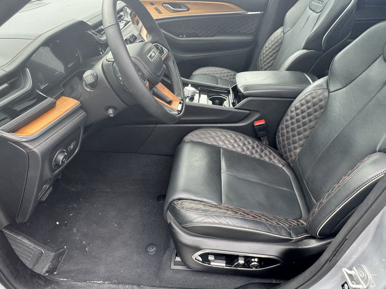 Used 2024 Jeep Grand Cherokee L Summit AWD/4WD image 9