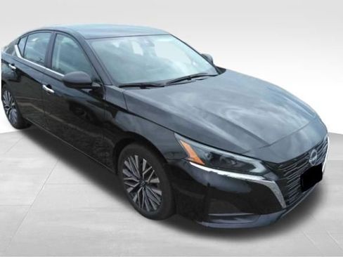 Used 2024 Nissan Altima 2.5 SV image 2