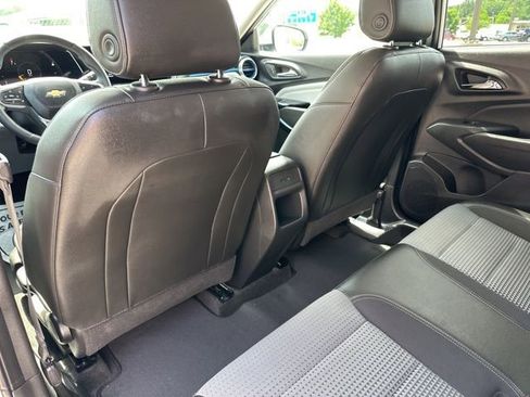Used 2025 Chevrolet Trax LT w/ LT Convenience Package FWD image 29