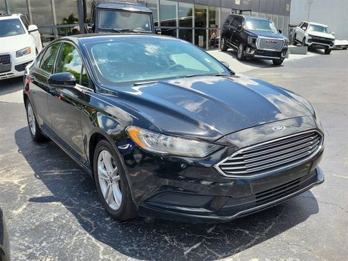 Used 2018 Ford Fusion SE w/ Fusion SE Technology Package image 3