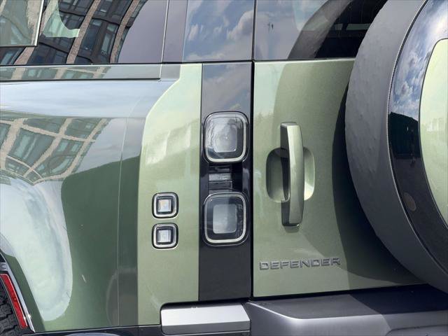 Used 2026 Land Rover Defender 110 X-Dynamic SE AWD/4WD image 13