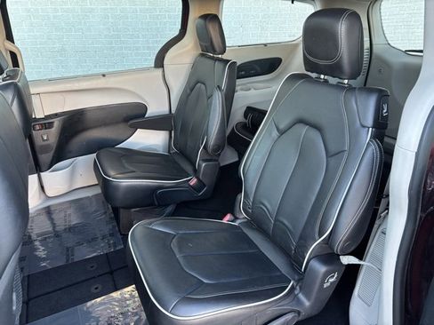 Used 2022 Chrysler Pacifica Limited image 23