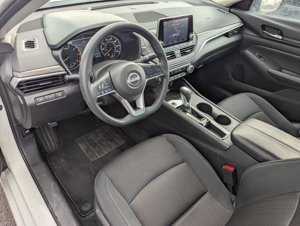 Used 2025 Nissan Altima 2.5 SV FWD image 24