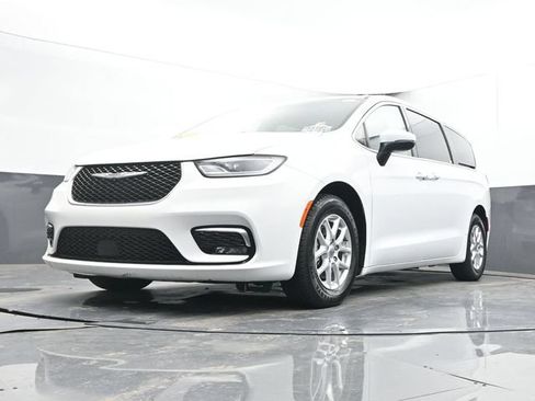 Used 2023 Chrysler Pacifica Touring-L FWD image 49