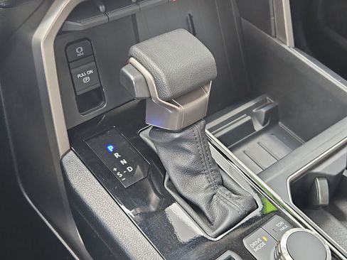 Used 2022 Toyota Tundra SR5 w/ SR5 Convenience Package AWD/4WD image 16