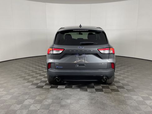 Used 2022 Ford Escape SE w/ SE Sport Appearance Package image 4