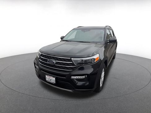 Used 2024 Ford Explorer XLT w/ Equipment Group 202A AWD/4WD image 7