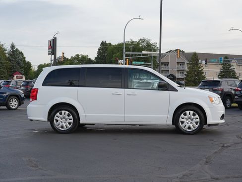 Used 2018 Dodge Grand Caravan SE w/ UConnect Hands-Free Group FWD image 2