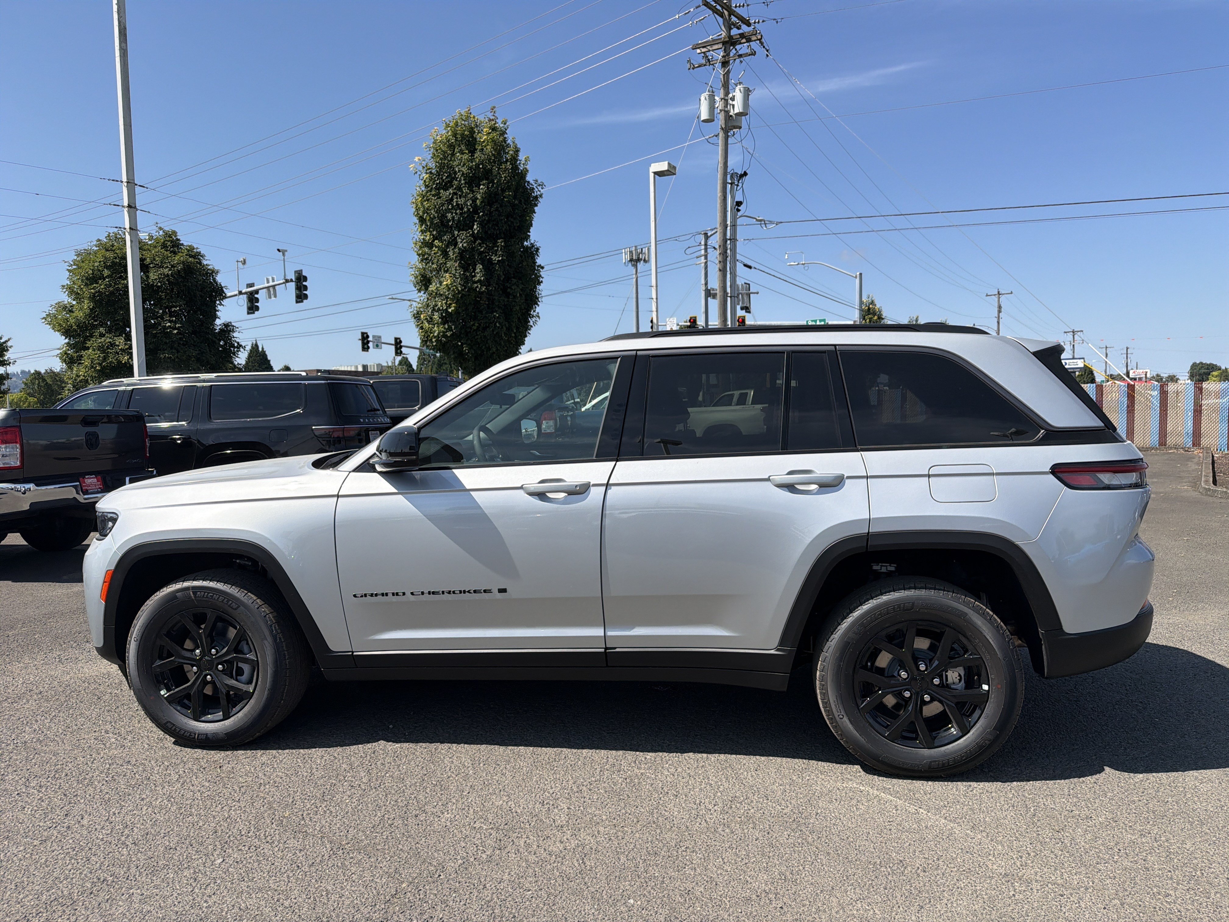New 2026 Jeep Grand Cherokee Altitude AWD/4WD image 2
