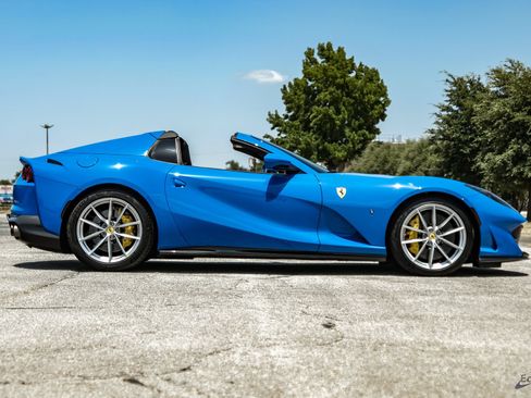 Used 2022 Ferrari 812 GTS RWD image 23