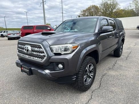 Used 2017 Toyota Tacoma TRD Sport w/ Tow Package (A/T) AWD/4WD image 5