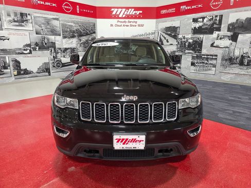 Used 2019 Jeep Grand Cherokee Laredo AWD/4WD image 9