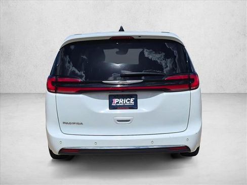 Used 2023 Chrysler Pacifica Touring-L FWD image 6