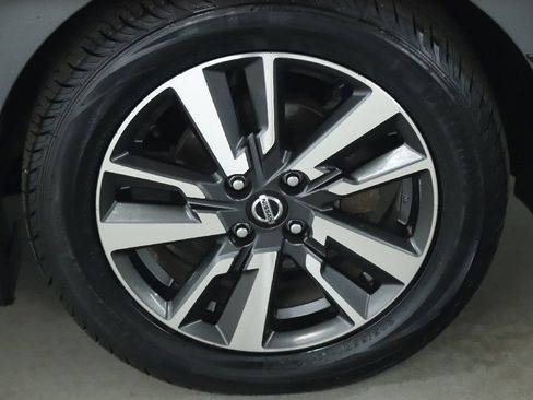 Used 2022 Nissan Versa SV w/ Trunk Package image 10