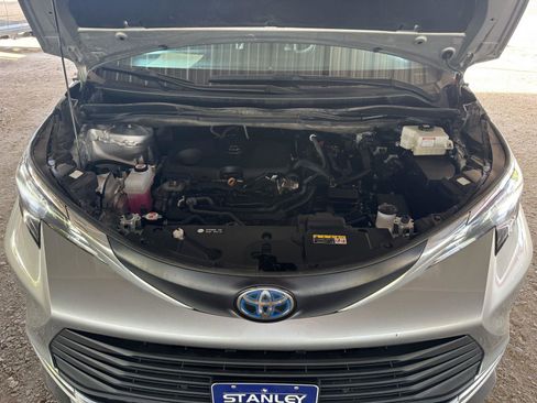 Used 2024 Toyota Sienna XLE FWD image 42