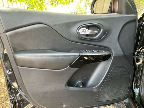 Used 2019 Jeep Cherokee Latitude Plus AWD/4WD image 32