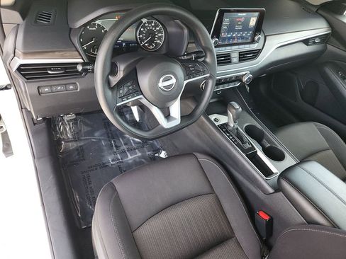 Used 2025 Nissan Altima 2.5 SV FWD image 11