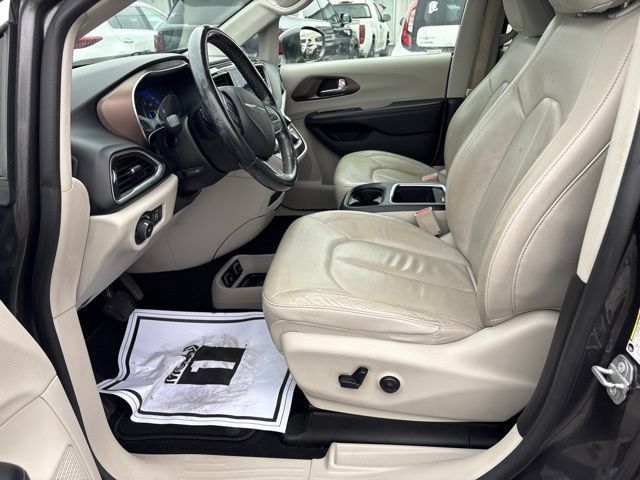 Used 2019 Chrysler Pacifica Touring-L Plus w/ Tire & Wheel Group FWD image 11