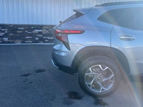 Used 2025 Chevrolet Trax LT w/ LT Convenience Package image 11