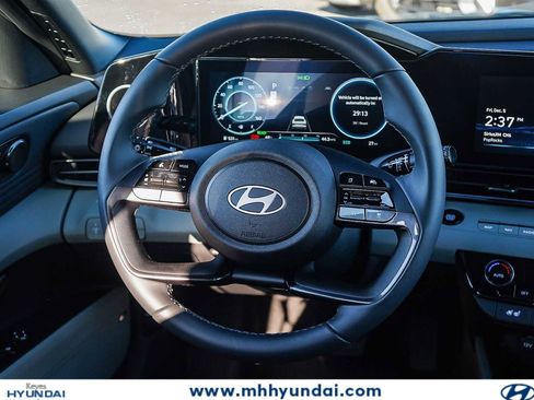 New 2025 Hyundai Elantra Limited FWD image 17