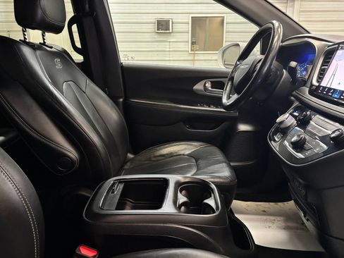 Used 2021 Chrysler Pacifica Touring-L w/ S Appearance Package FWD image 30