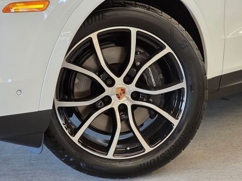 Certified 2026 Porsche Cayenne Coupe image 23