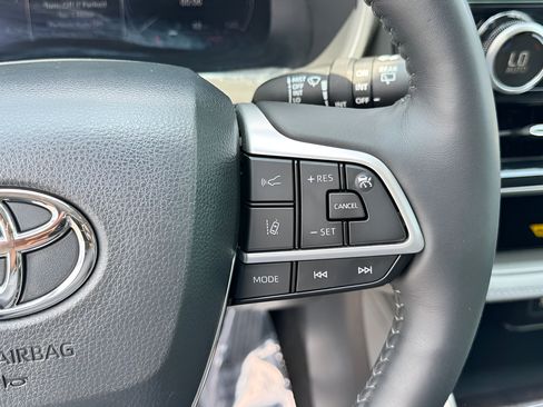 Used 2024 Toyota Highlander Limited AWD/4WD image 15