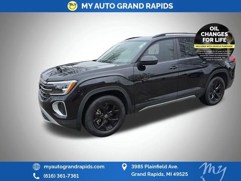 Used 2024 Volkswagen Atlas Peak Edition SE image 3