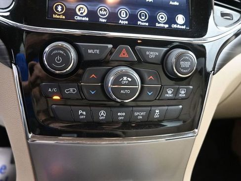 Used 2022 Jeep Grand Cherokee Laredo E AWD/4WD image 34