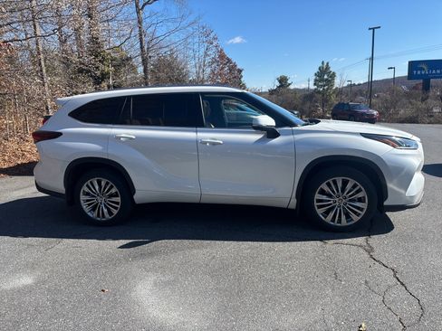 Used 2024 Toyota Highlander Platinum image 6