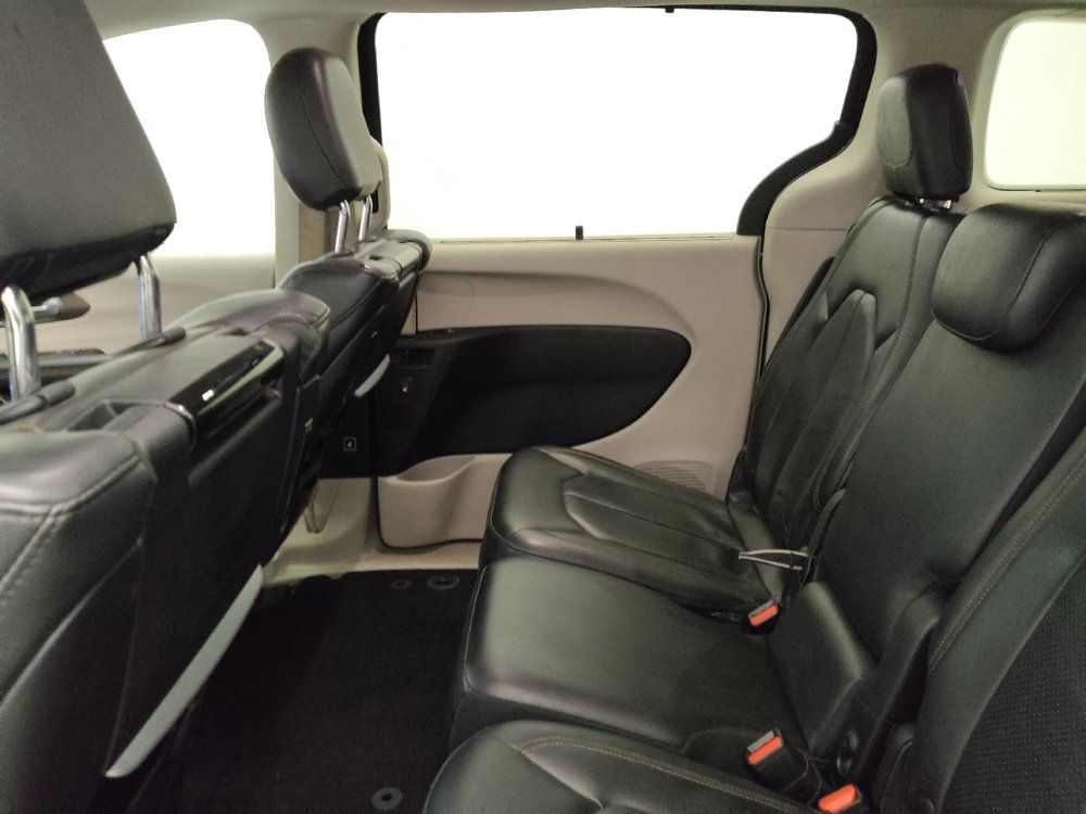 Used 2017 Chrysler Pacifica Touring-L Plus FWD image 18