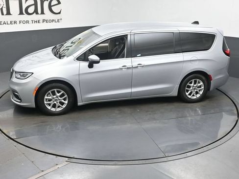 Used 2023 Chrysler Pacifica Touring-L FWD image 59