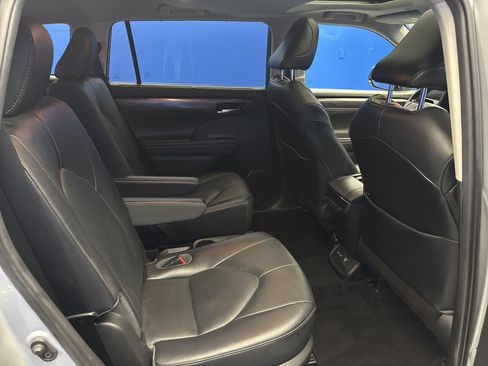 Used 2021 Toyota Highlander Limited FWD image 27
