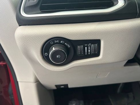 Used 2024 Chrysler Pacifica Touring-L FWD image 40