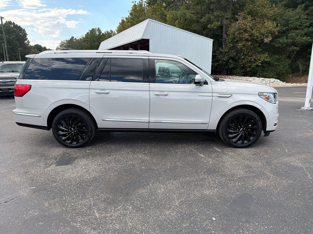 Used 2021 Lincoln Navigator L Reserve AWD/4WD image 2