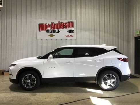 Used 2025 Chevrolet Blazer LT image 2